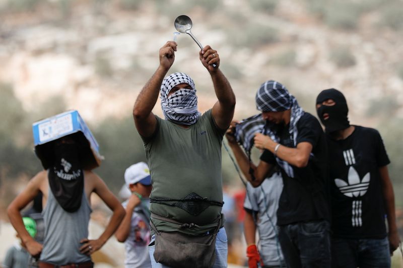 © Reuters. متظاهرون فلسطينيون خلال اشتباكات مع قوات إسرائيلية لتأييد السجناء الستة الذين فروا من سجن إسرائيلي شديد الحراسة بالضفة الغربية بالضفة الغربية يوم الجمعة. تصوير: محمد تركمان - رويترز.