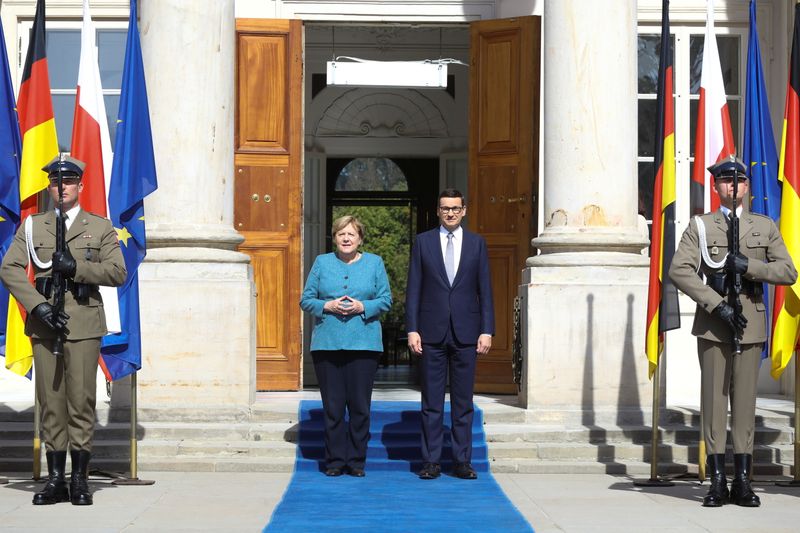 © Reuters. German Chancellor Angela Merkel meets with Polish Prime Minister Mateusz Morawiecki at Palace on the Isle in Royal Lazienki Park in Warsaw, Poland, September 11, 2021. REUTERS/Kacper Pempel