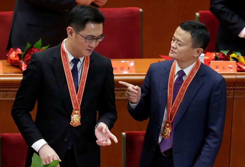 &copy; Reuters. Pony Ma, PDG de Tencent (à gauche) et Jack Ma, cofondateur d'Alibaba (à droite). Le ministère chinois de l'Industrie a demandé à des entreprises technologiques, dont Alibaba Group Ltd et Tencent Holdings Ltd, de cesser de bloquer les liens de leurs s