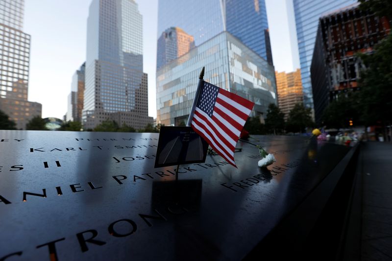 © Reuters. Un memorial del 11 de septiembre es fotografiado en el aniversario número 20 de los ataques en Manhattan, Nueva York, EEUU, 11 de septiembre del 2021. REUTERS/Mike Segar
