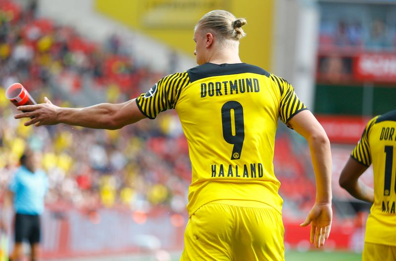 © Reuters. إرلينج هالاند يحتفل بتسجيل الهدف الرابع لبروسيا دورتموند في مرمى باير ليفركوزن في دوري الدرجة الأولى الألماني لكرة القدم في ليفركوزن يوم السبت. تصوير:رويترز.