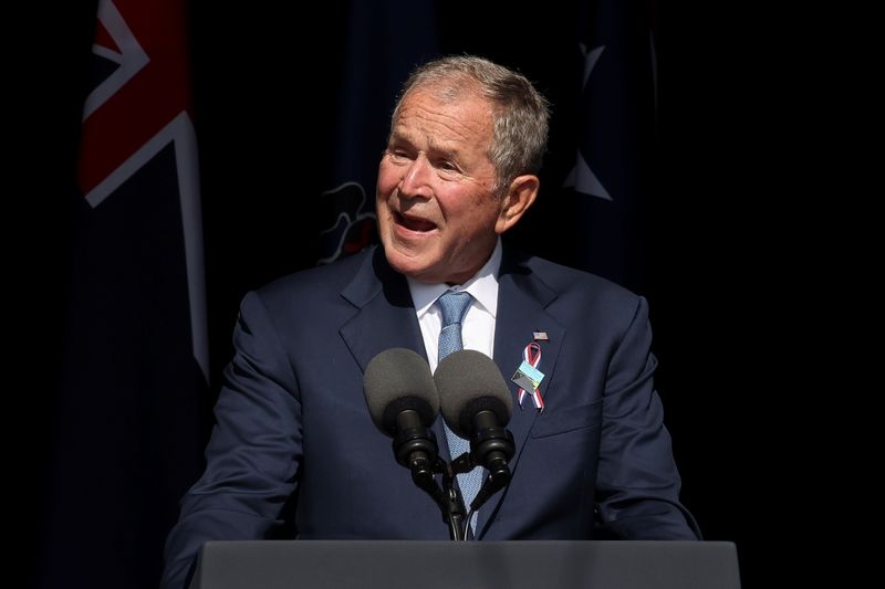 &copy; Reuters. الرئيس الأمريكي الأسبق جورج بوش يلقي خطاب بمناسبة مرور 20 عاما على هجمات 11 سبتمبر أيلول 2001 عند النصب التذكاري في ستويزتاون بولاية بنسلفانيا 