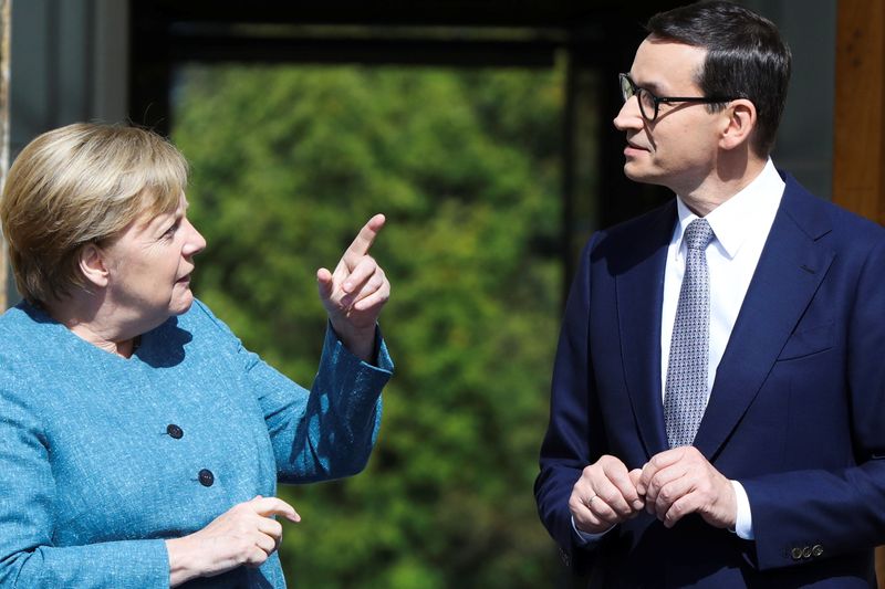 &copy; Reuters. Angela Merkel avec le Premier ministre polonais, Mateusz Morawiecki. La chancelière allemande a tenté samedi d'apaiser les craintes concernant le gazoduc Nord Stream 2, lors d'une visite d'adieu en Pologne au cours de laquelle elle a aussi adopté un to