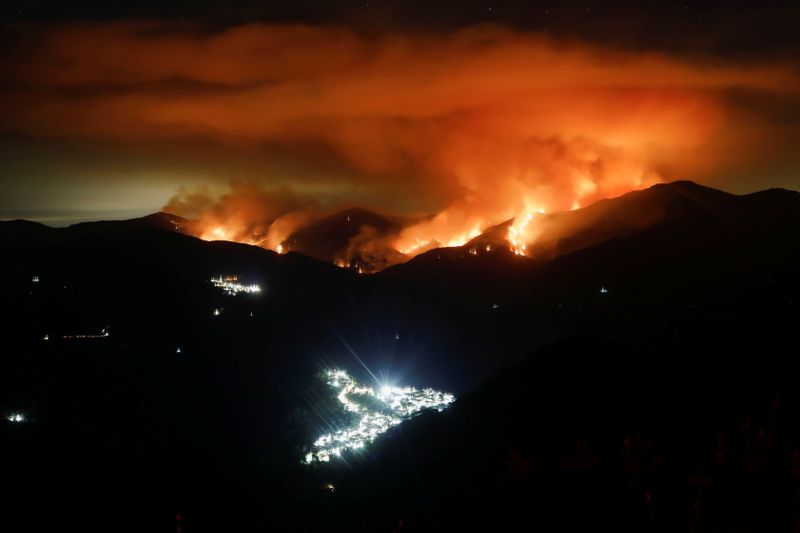 &copy; Reuters. صورة لحريق هائل على جبل سييرا بيرميخا المطل على إستيبونا  في جنوب اسبانيا ليل الجمعة. تصوير: جون ناسكا - رويترز.