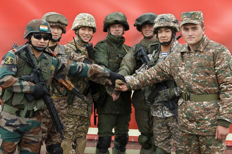 &copy; Reuters. عسكريون يمثلون الدول المشاركة أثناء مراسم افتتاح المناورات الحربية "زاباد 2021" في منطقة نيشني نوفوجرود في روسيا يوم 9 سبتمبر أيلول 2021.  
(صورة 