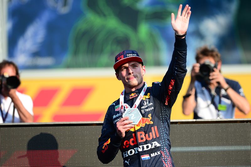 &copy; Reuters. El piloto de la F1 Max Verstappen de Red Bull celebra la "pole" durante la carrera de clasificación del sábado en el Gran Premio de Italia.  Septiembre 11, 2021. REUTERS/Massimo Pinca