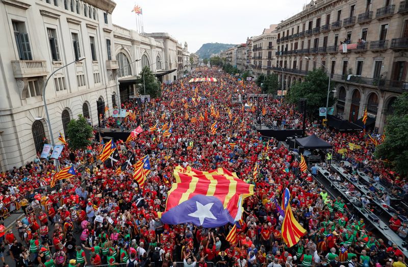 &copy; Reuters. Miles de personas sostienen esteladas, la bandera separatista de Cataluña, durante una marcha por la independencia en la jornada de "La Diada" en Barcelona. España, 11 de septiembre 2021.  REUTERS/Albert Gea