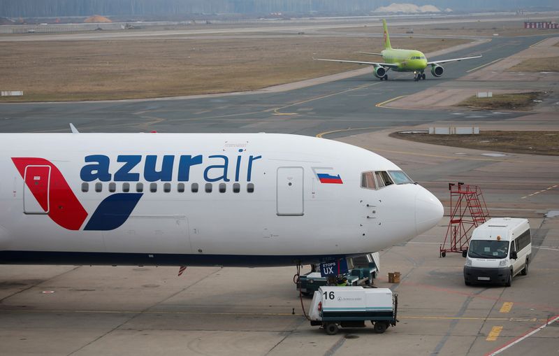 &copy; Reuters. FOTO DE ARCHIVO. Un avión de pasajeros de Azur Air aparca en el aeropuerto central de Moscú, Rusia.  REUTERS/Maxim Shemetov