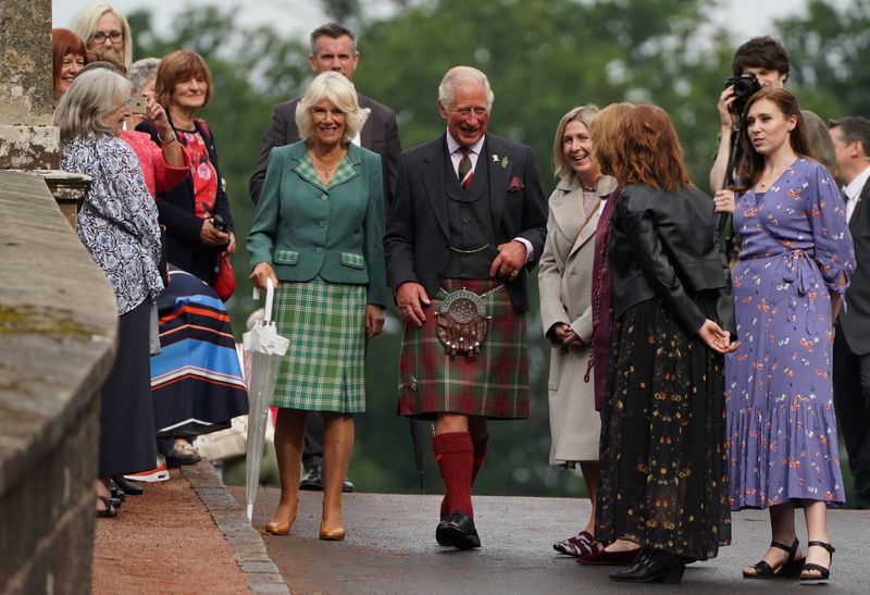 &copy; Reuters. FOTO DE ARCHIVO. El príncipe Carlos de Inglaterra y su esposa Camilla, duquesa de Cornwall, visitan Dumfries House en Cumnock, Ayrshire, Escocia. Septiembre 9, 2021. Andrew Milligan/Pool via REUTERS