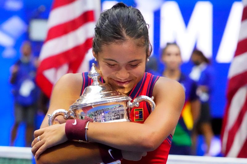 © Reuters. البريطانية إيما رادوكانو تحتفل بفوزها ببطولة أمريكا المفتوحة للتنس في نيويورك يوم السبت. صورة لرويترز من يو.إس.إيه توداي سبورتس.