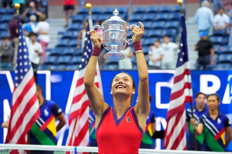 &copy; Reuters. Sep 11, 2021; Flushing, NY, USA; Emma Raducanu of Great Britain celebrates with the championship trophy after her match against Leylah Fernandez of Canada (not pictured) in the women's singles final on day thirteen of the 2021 U.S. Open tennis tournament 