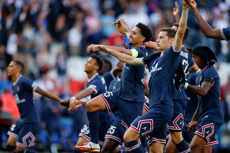 &copy; Reuters. 　サッカーのフランス１部は１１日、各地で試合を行い、パリ・サンジェルマン（ＰＳＧ）はホームで昇格組クレルモンに４─０で快勝した。写真は勝利を喜ぶＰＳＧの選手たち（２０２１