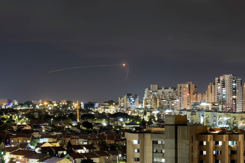 &copy; Reuters. شرائط من الضوء تظهر عند اعتراض نظام القبة الحديدية صاروخ أطلق من قطاع غزة تجاه إسرائيل يمكن رؤيتها من عسقلان يوم الأحد. تصوير: عمير كوهين - رو