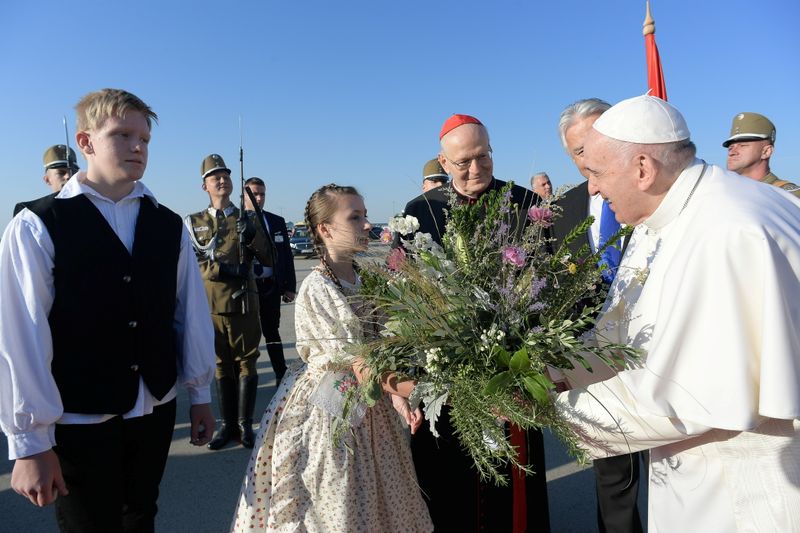 © Reuters. البابا فرنسيس بابا الفاتيكان لدى وصوله إلى مطار بودابست يوم الأحد. صورة لرويترز من المكتب الإعلامي للفاتيكان.