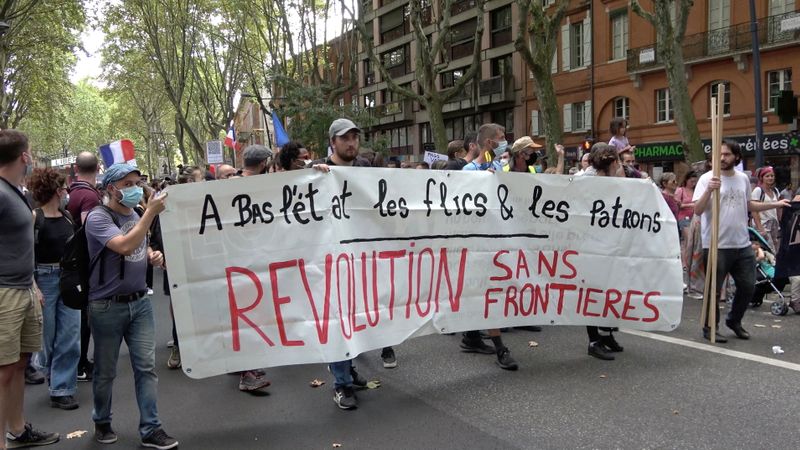 &copy; Reuters. Quelque 121.000 personnes, dont 19.000 à Paris, ont défilé samedi dans plusieurs villes de France en signe de protestation contre le "pass sanitaire", pour le neuvième week-end consécutif, a-t-on appris auprès du ministère de l'Intérieur. /Photo p