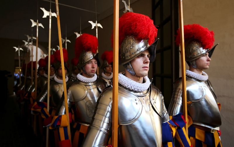 &copy; Reuters. أفراد من الحرس السويسري للفاتيكان يسيرون خلال مراسم في الفاتيكان. صورة من أرشيف رويترز.