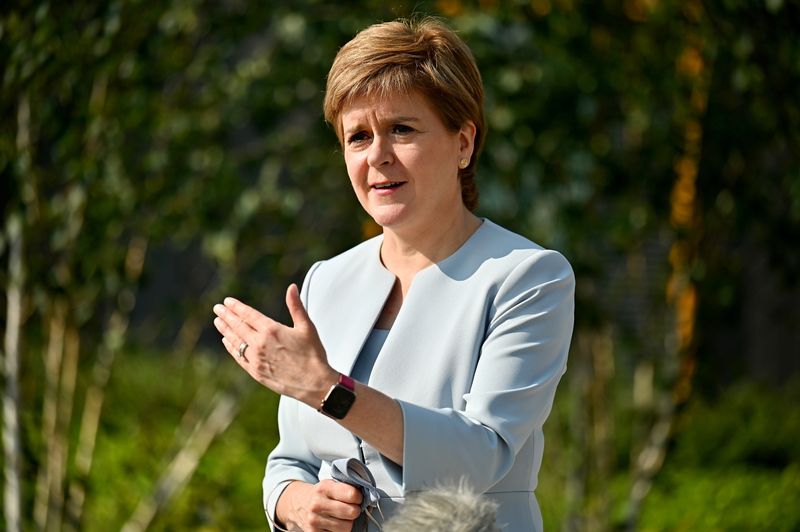 © Reuters. FILE PHOTO: Scottish First Minister Nicola Sturgeon visits the NHS Golden Jubilee in Clydebank, Scotland, Britain August 25, 2021.  Jeff J Mitchell/Pool via REUTERS