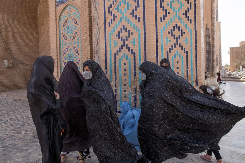 &copy; Reuters. Afghan women walk at a mosque in Herat, Afghanistan September 10, 2021. WANA (West Asia News Agency) via REUTERS 