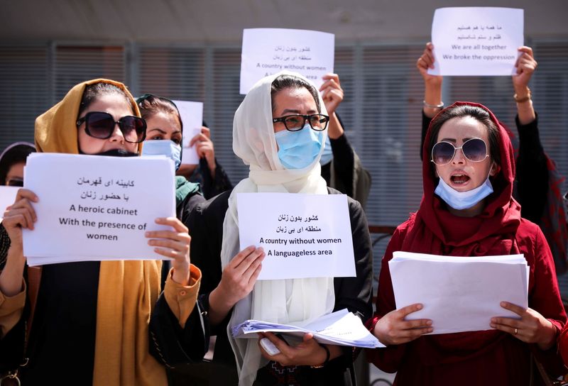© Reuters. مدافعون عن حقوق المرأة الأفغانية وناشطون مدنيون يتظاهرون لمطالبة طالبان بالحفاظ على إنجازاتهم وذلك أمام القصر الرئاسي في كابول يوم 3 سبتمبر أيلول 2021. تصوير:رويترز.
