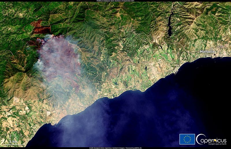© Reuters. صورة حصلت علبها روبترز لمنطقة بها حرائق ضمن سلسلة جبال بها غابات فوق إستيبونا بملقة في الأندلس بإسبانيا يوم 10 سبتمبر أيلول  2021. بإذن من الاتحاد الأوروبي ، صورة لرويترز.