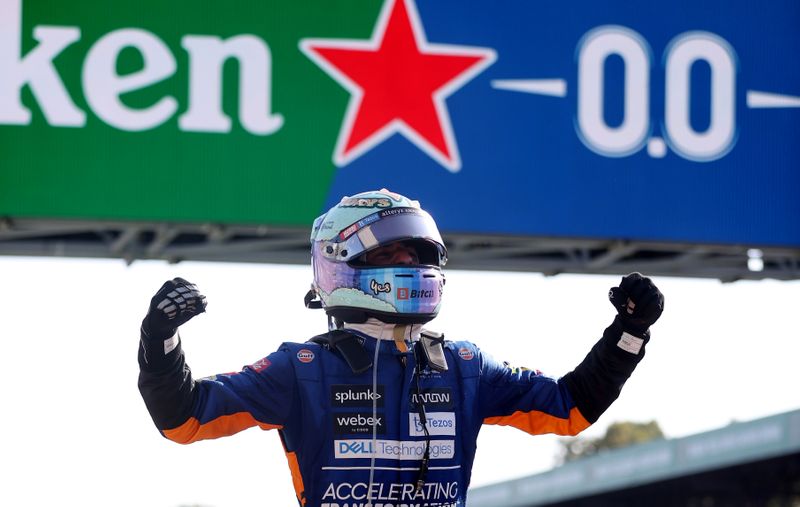 &copy; Reuters. الأسترالي دانييل ريكاردو يحتفل بالفوز بسباق جائزة إيطاليا الكبرى ضمن بطولة العالم لسباقات فورمولا 1 للسيارات في مونزا يوم الأحد. صورة لرويت