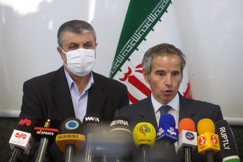 &copy; Reuters. مدير الوكالة الدولية للطاقة الذرية رافائيل جروسي (إلى اليمين) يتحدث خلال مؤتمر صحفي في طهران يوم الاحد. صورة من وكالة غرب اسيا للأنباء. 