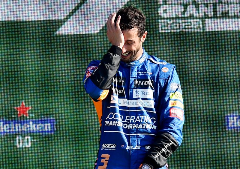 &copy; Reuters. El piloto australiano Daniel Ricciardo sonríe en el podio tras ganar el Gran Premio de Italia de la Fórmula Uno, en Monza. Sep 12, 2021. REUTERS/Massimo Pinca