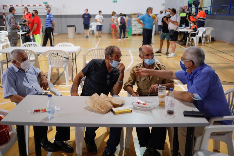 &copy; Reuters. Residentes evacuados comparten en un centro deportivo en Ronda, en la Sierra Bermeja de España, luego de cinco días de incendios forestales en la zona. Septiembre 12, 2021. REUTERS/Jon Nazca