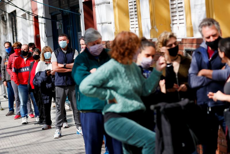 &copy; Reuters. People queue outside a polling station before casting their vote during primary legislative elections, in Buenos Aires, Argentina September 12, 2021. REUTERS/Agustin Marcarian