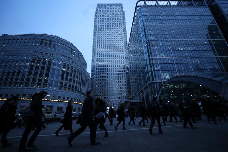 © Reuters. FILE PHOTO: Workers walk to work during the morning rush hour in the financial district of Canary Wharf in London, Britain, January 26, 2017.  REUTERS/Eddie Keogh