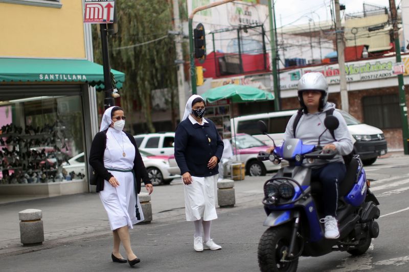 © Reuters. راهبتان تضعان كمامتين في مكسيكو سيتي في التاسع من يوليو تموز 2021. تصوير: إدجارد جاريدو - رويترز