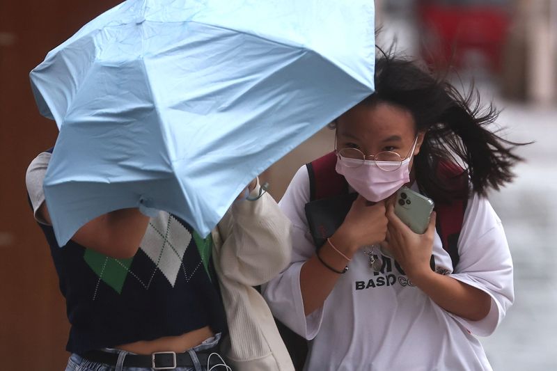 &copy; Reuters. 　中国・上海市と周辺地域の当局は、台湾に大雨をもたらした強い台風１４号（チャンスー）が中国大陸に接近しているのを受けて、航空便の欠航や学校の休校、鉄道の運休を決めた。台北