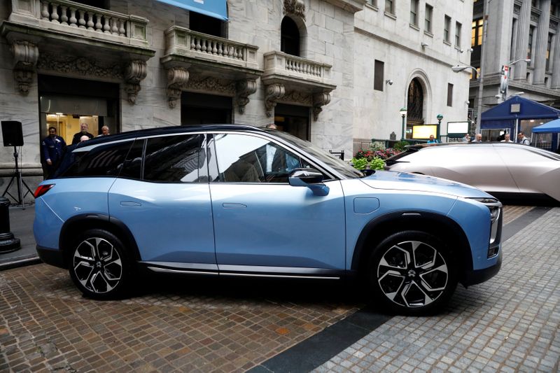 © Reuters. FILE PHOTO: Chinese electric vehicle start-up Nio Inc. vehicles are on display in front of the New York Stock Exchange (NYSE) to celebrate the company’s initial public offering (IPO) in New York, U.S., September 12, 2018.  REUTERS/Brendan McDermid/File Photo