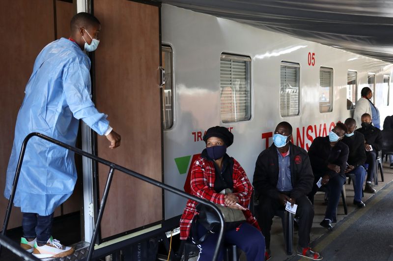&copy; Reuters. L'Afrique du Sud va alléger les restrictions liées à la lutte contre le COVID-19 et réduire la durée du couvre-feu en vigueur dans le pays à partir de lundi après une baisse des infections, a annoncé dimanche le président Cyril Ramaphosa. /Photo 