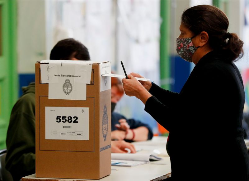 &copy; Reuters. Le principal parti d'opposition argentin a porté un coup dimanche aux péronistes au pouvoir, remportant les primaires de mi-mandat, un indicateur important de la façon dont les électeurs voteront lors des élections prévues en novembre. /Photo prise 