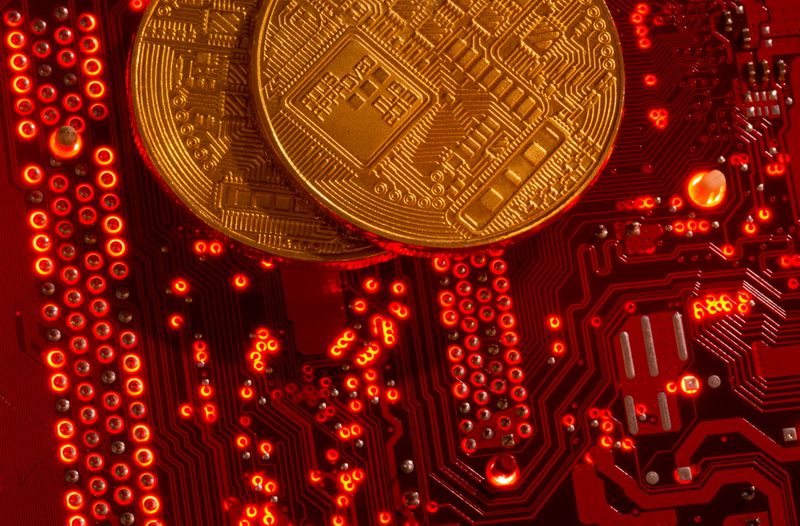 &copy; Reuters. FILE PHOTO: Representations of cryptocurrencies are placed on PC motherboard in this illustration taken, June 29, 2021. REUTERS/Dado Ruvic/Illustration