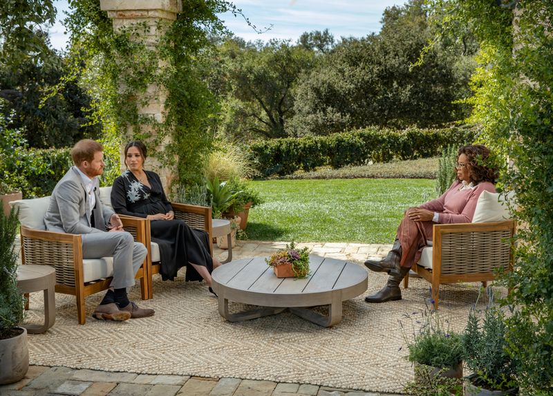 &copy; Reuters. مقابلة أوبرا وينفري مع الأمير هاري وزوجته ميجان ببرنامجها التلفزيوني في صورة حصلت عليها رويترز من المحطة التلفزيونية