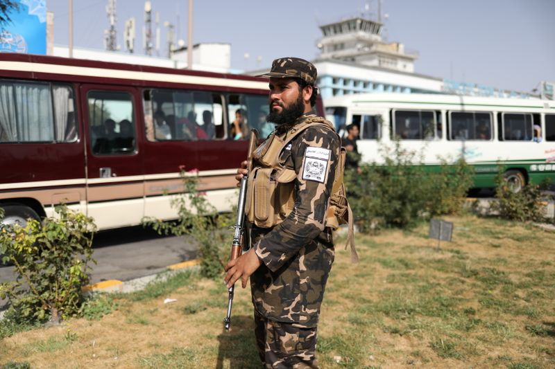 &copy; Reuters. FOTO DE A RCHIVO: Un miembro de las fuerzas de seguridad talibanas en el aeropuerto de Kabul, Afganistán, el 10 de septiembre de 2021. WANA (West Asia News Agency) vía REUTERS