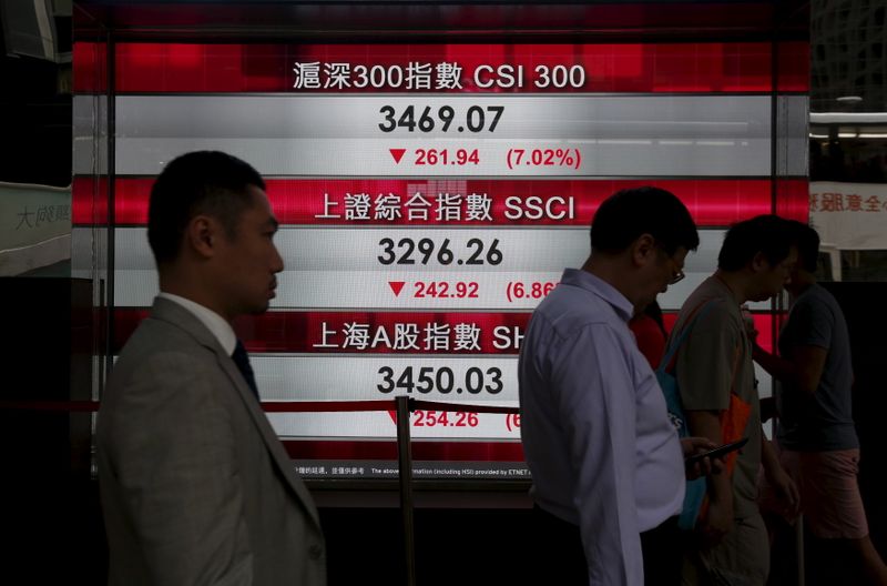 &copy; Reuters. People walk past a panel displaying Chinese stock market indexes in Hong Kong, China January 4, 2016. China's benchmark CSI300 share index tumbled 7 percent on the first session of 2016 on Monday, prompting the stock exchange to halt trading for the rest 