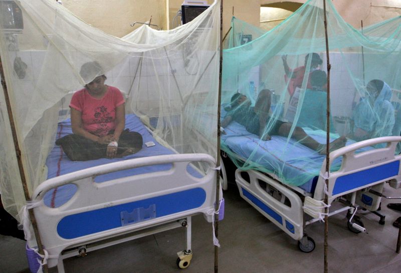 &copy; Reuters. Pacientes de dengue en camas protegidas con mosquiteras en el hospital Tej Bahadur Sapru de Prayagraj, en el estado de Uttar Pradesh, la India, el 13 de septiembre de 2021. REUTERS/Jitendra Prakash