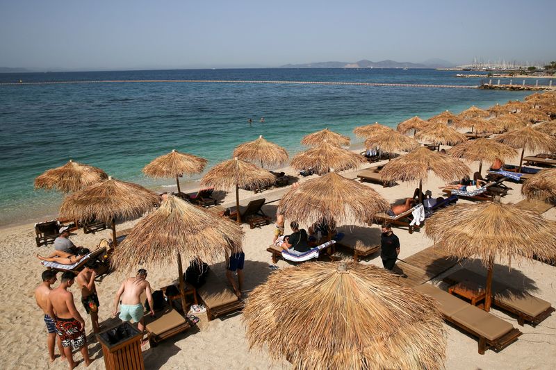 &copy; Reuters. FILE PHOTO: A general view of a beach during the official reopening of beaches to the public, following the easing of measures against the spread of the coronavirus disease (COVID-19), in Athens, Greece, May 8, 2021. REUTERS/Costas Baltas