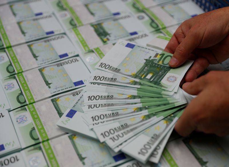 &copy; Reuters. ９月１３日、ＥＣＢのシュナーベル専務理事は、ユーロ圏のインフレについて、現在は大きく上昇しているが来年は「恐らく」減速するとの見通しを示した。写真はユーロ紙幣。ウィーンで