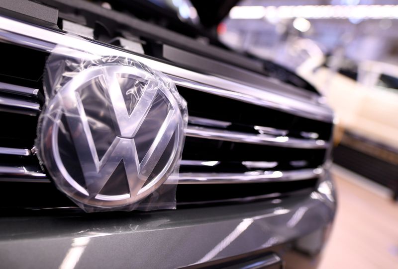 &copy; Reuters. FOTO DE ARCHIVO: Un logotipo de Volkswagen en una línea de producción en la planta de Volkswagen en Wolfsburg, Alemania 1 de marzo de 2019. Foto tomada el 1 de marzo de 2019. REUTERS/Fabian Bimmer/File Photo