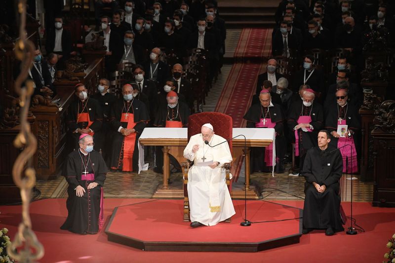&copy; Reuters. Pope Francis gives remarks in front of members of the clergy at the Cathedral of Saint Martin in Bratislava, Slovakia, September 13, 2021. Vatican Media/Handout via REUTERS  