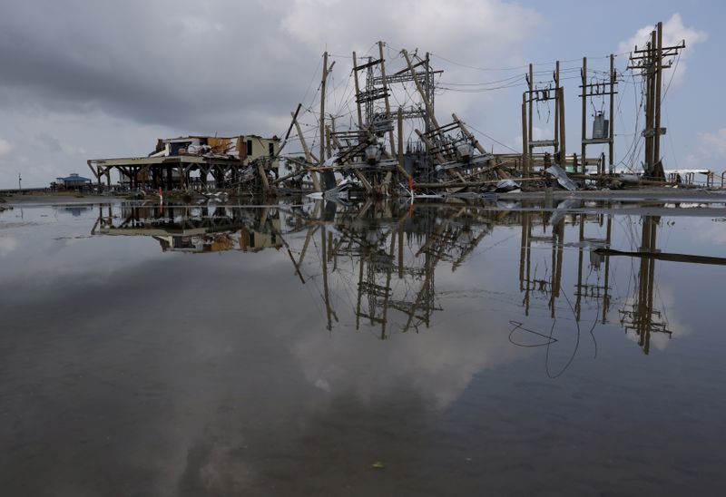 &copy; Reuters. FOTO DE ARCHIVO: Líneas eléctricas y casas dañadas días después de que el huracán Ida arrasara Grand Isle, Luisiana, Estados Unidos, 2 de septiembre de 2021. REUTERS/Leah Millis