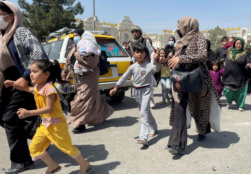 &copy; Reuters. FOTO DE ARCHIVO: Mujeres con sus hijos intentan ingresar al Aeropuerto Internacional Hamid Karzai en Kabul, Afganistán, 16 de agosto de 2021. REUTERS/Stringer