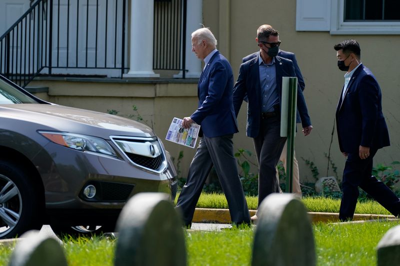 &copy; Reuters. الرئيس الأمريكي جو بايدن يغادر كنيسة في ويلمنجتون بولاية ديلاوير الأمريكية يوم الأحد. تصوير:رويترز.