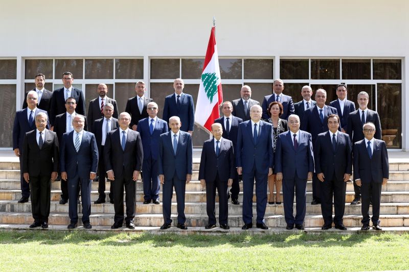 © Reuters. أعضاء الحكومة اللبنانية خلال التقاط صورة جماعية في القصر الرئاسي ببعبدا يوم الاثنين. صورة لرويترز من خدمة دالاتي ونهرا.