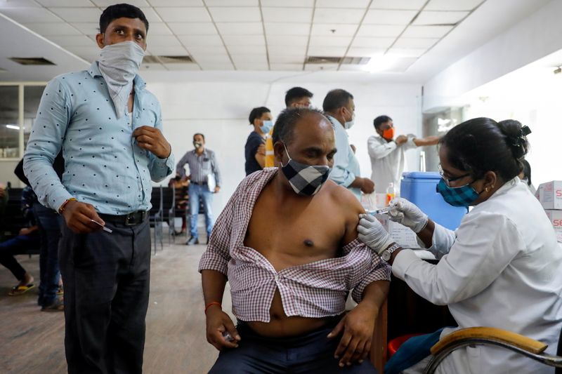 &copy; Reuters. Homem recebe vacina contra Covid-19 em Noida, nos arredores de Nova Délhi
30/08/2021 REUTERS/Adnan Abidi