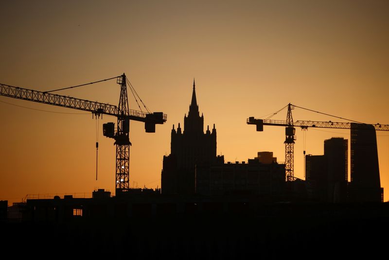 © Reuters. A view shows tower cranes and buildings during sunset in Moscow, Russia March 29, 2021. REUTERS/Maxim Shemetov